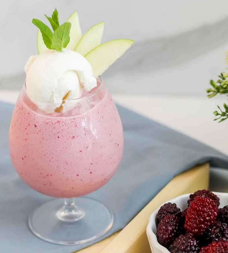 Лимонад с ежевикой и мороженым