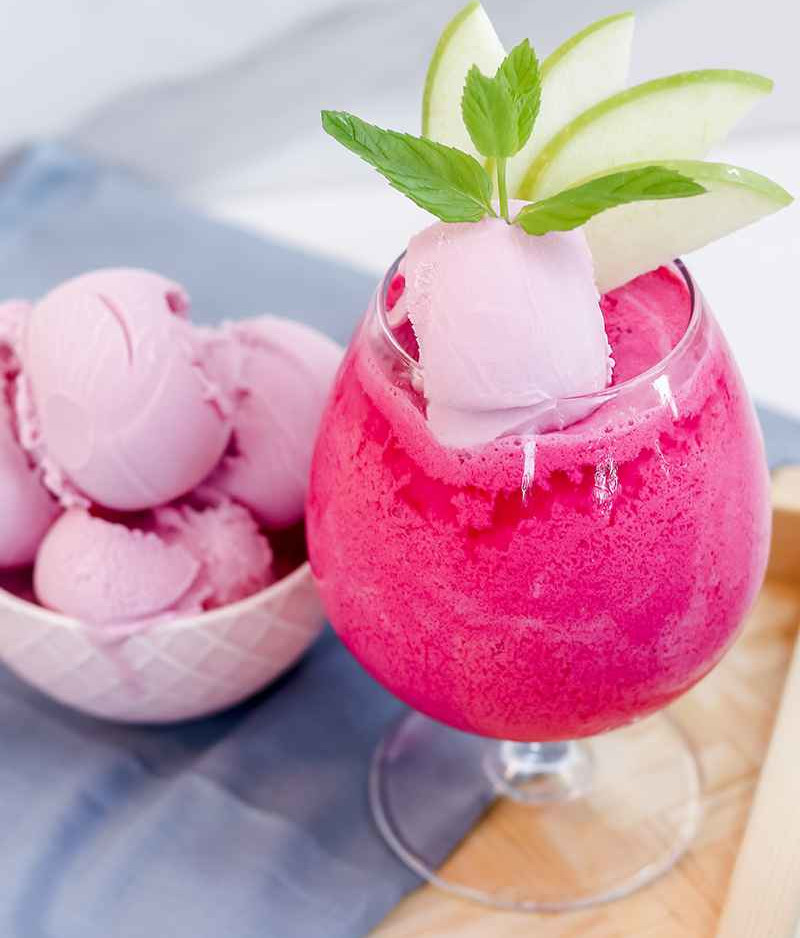 Лимонад с клубникой и мороженым