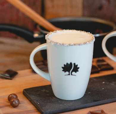 Çilekli Sıcak Beyaz Çikolatalı