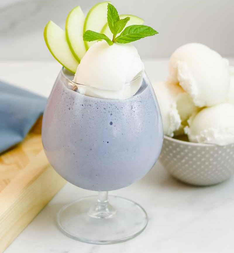 Лимонад с черникой и мороженым