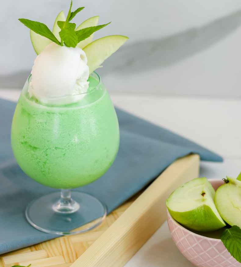 Лимонад с зеленым яблоком и мороженым